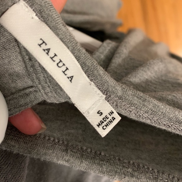 Aritizia open back grey t-shirt - Picture 3 of 3